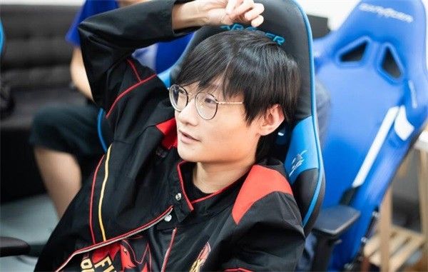 开云平台-HKA绝杀WBG，Elk线上压制力十足焦点之战八强赛，让粉丝疯狂欢呼