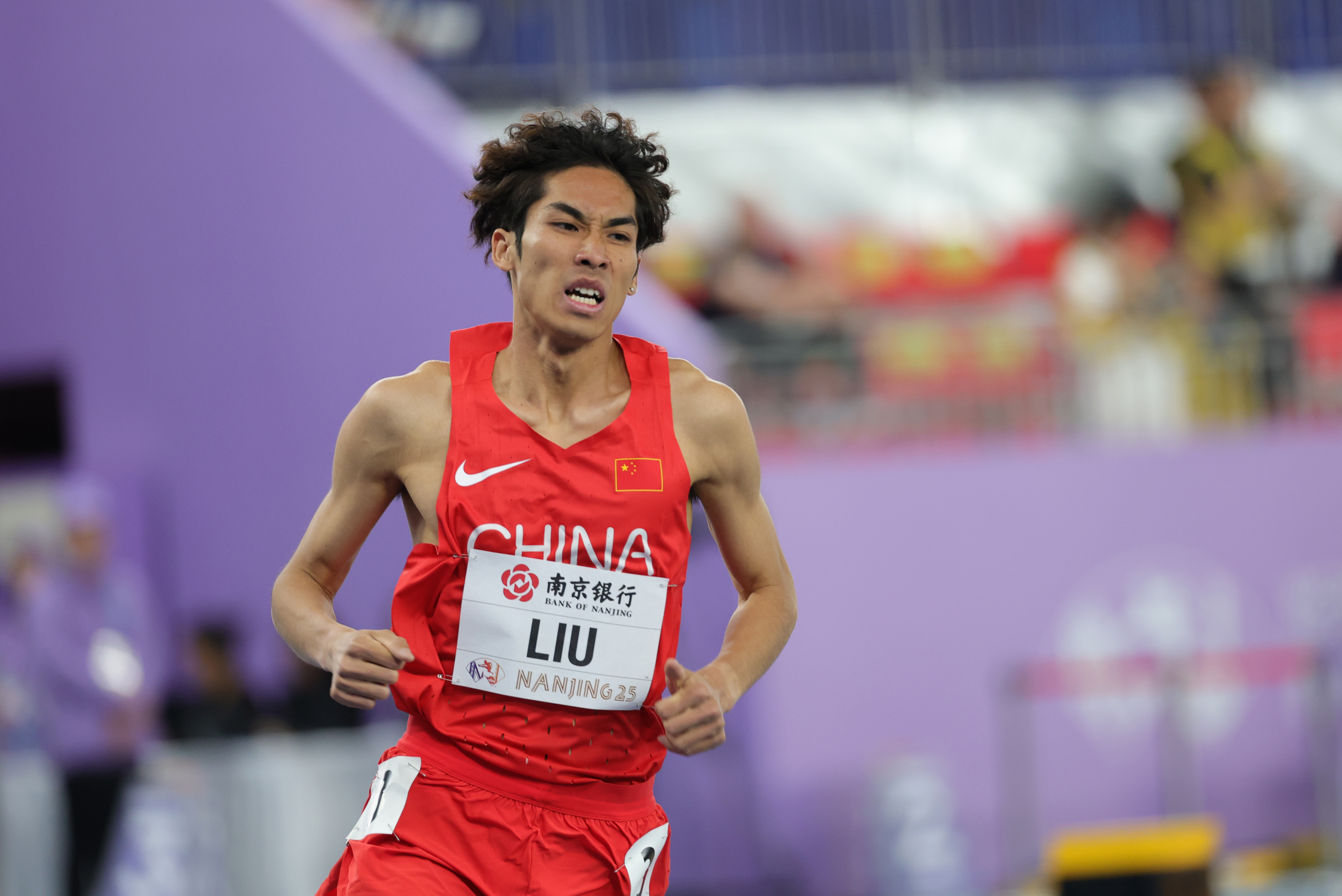 田径选手刷新世界纪录,震撼全场 田径选手刷新世界纪录,震撼全场