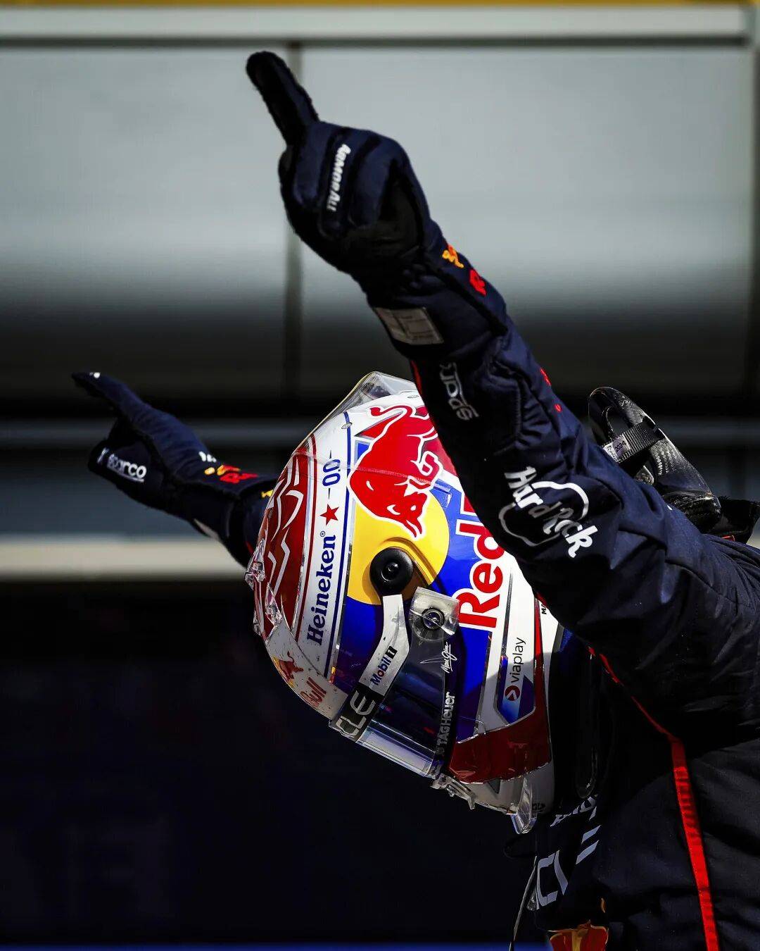 红牛二队翻盘索伯车队，汉密尔顿惊艳四座